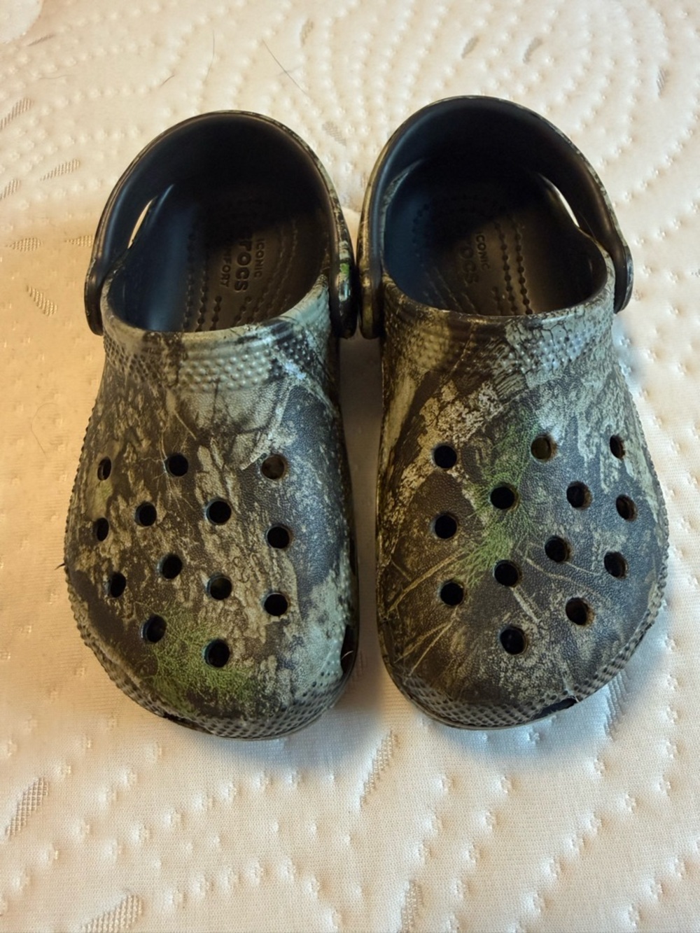 CROCS Toddler Clogs in Green and Black Camo Print